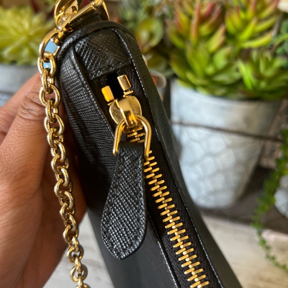 SOLD ✨Prada Re-Edition 2005 in Saffiano GHW✨ - Picture 5 of 16